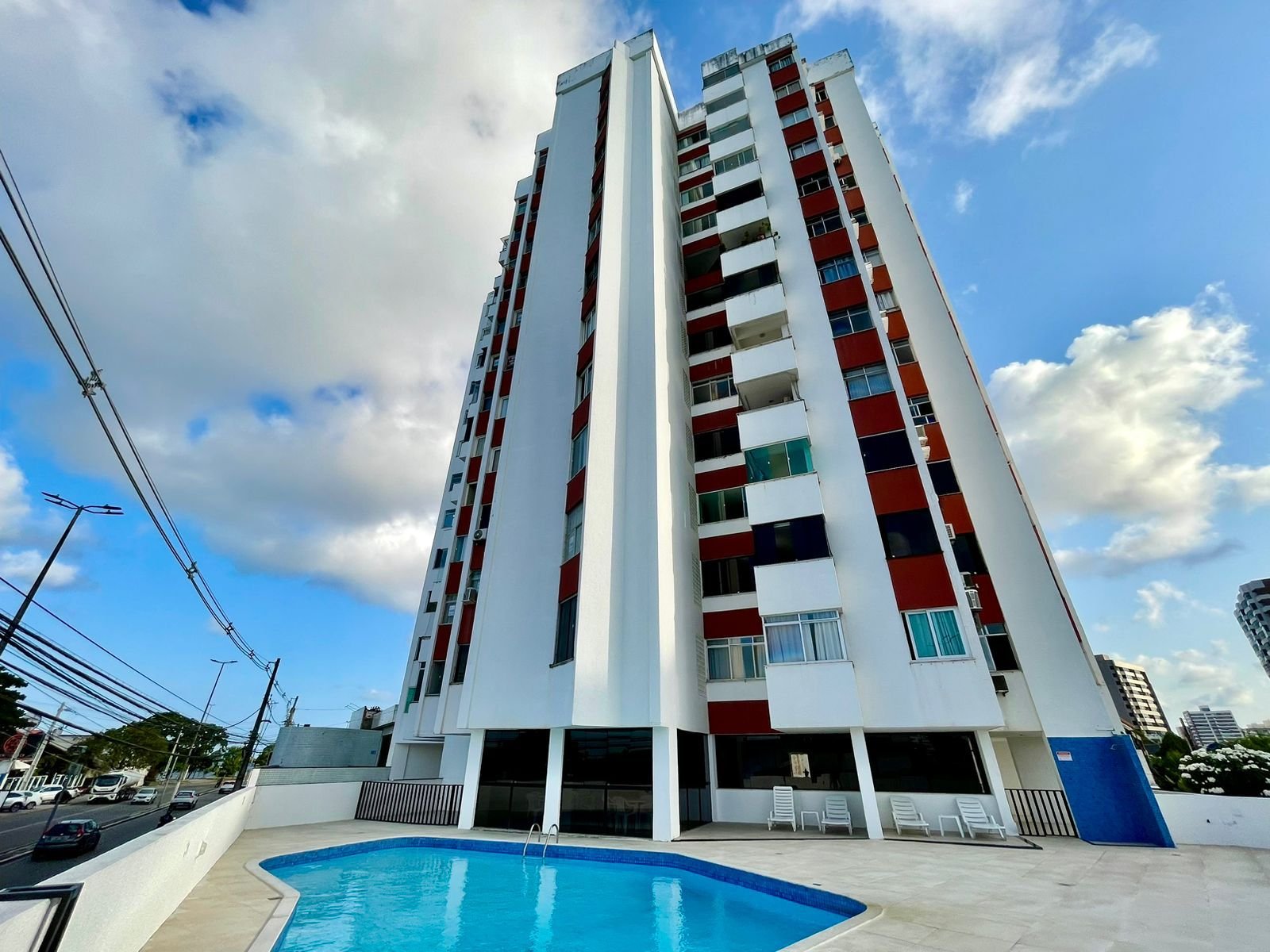 Anúncio do Edifício Iate feito pelo corretor Henrique Lacerda. Foto da frente do prédio.