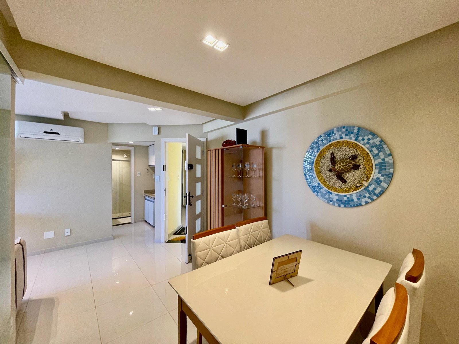 Anúncio do Residencial Maria Fernandes feito pelo corretor Henrique Lacerda. Foto da sala do apartamento.