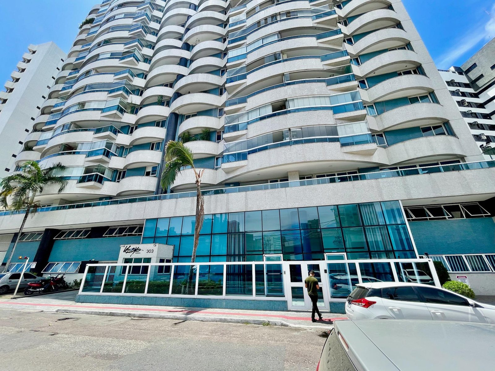 Anúncio do Condomínio Viscaya Residence feito pelo corretor Henrique Lacerda. Foto da fachada do prédio.