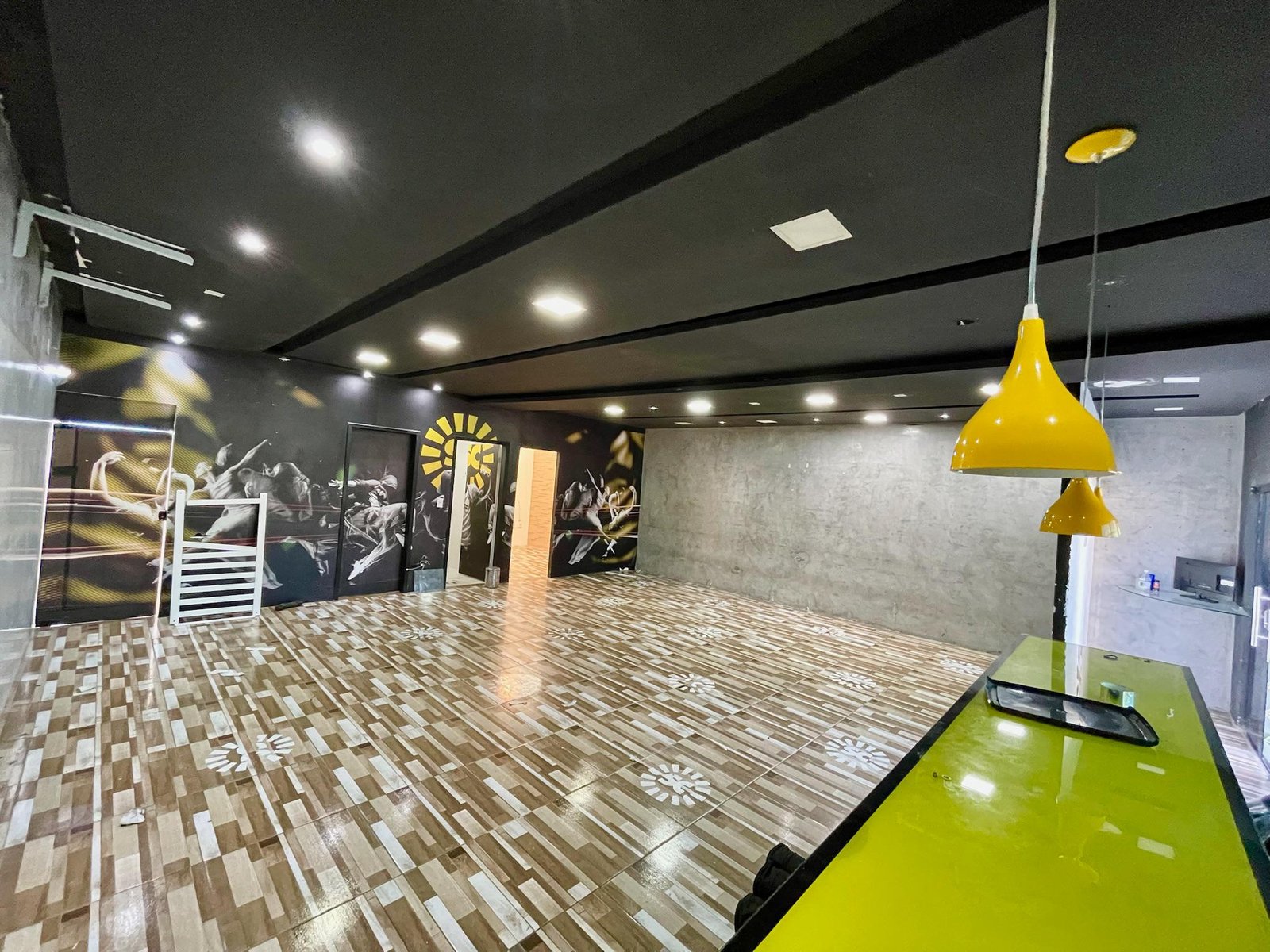 Anúncio da casa no bairro Salgado Filho, feito pelo corretor Henrique Lacerda. Foto da sala ampla.