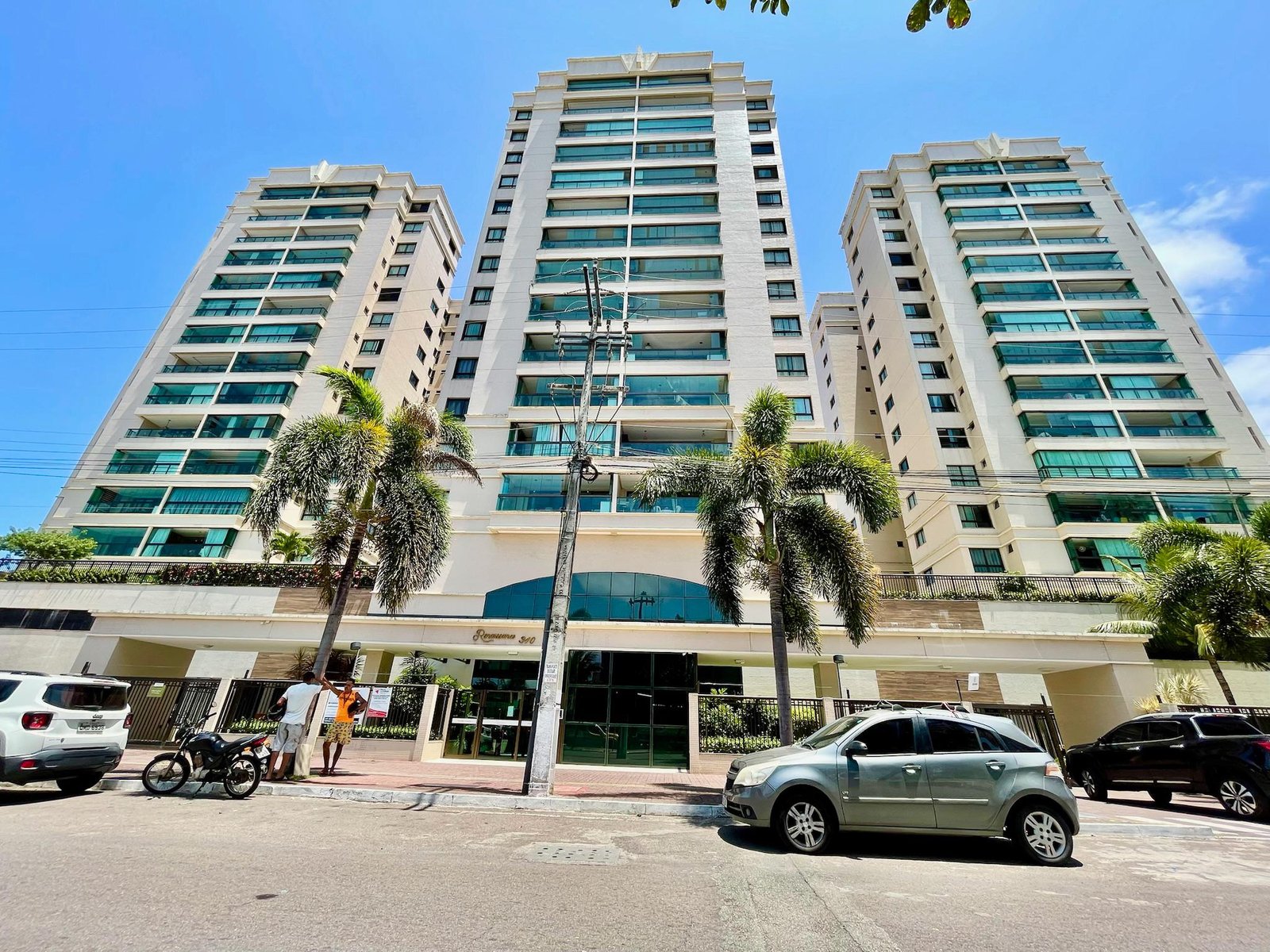 Anúncio do Condomínio Renaissance, feito pelo corretor Henrique Lacerda. Foto da fachada externa do prédio.