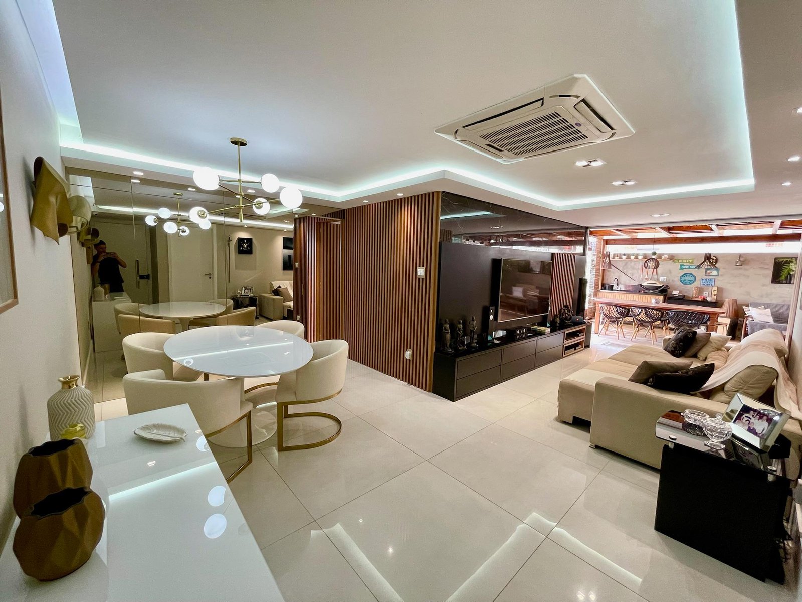 Anúncio do Condomínio Le Provence, feito pelo corretor Henrique Lacerda. Foto da sala ampla.